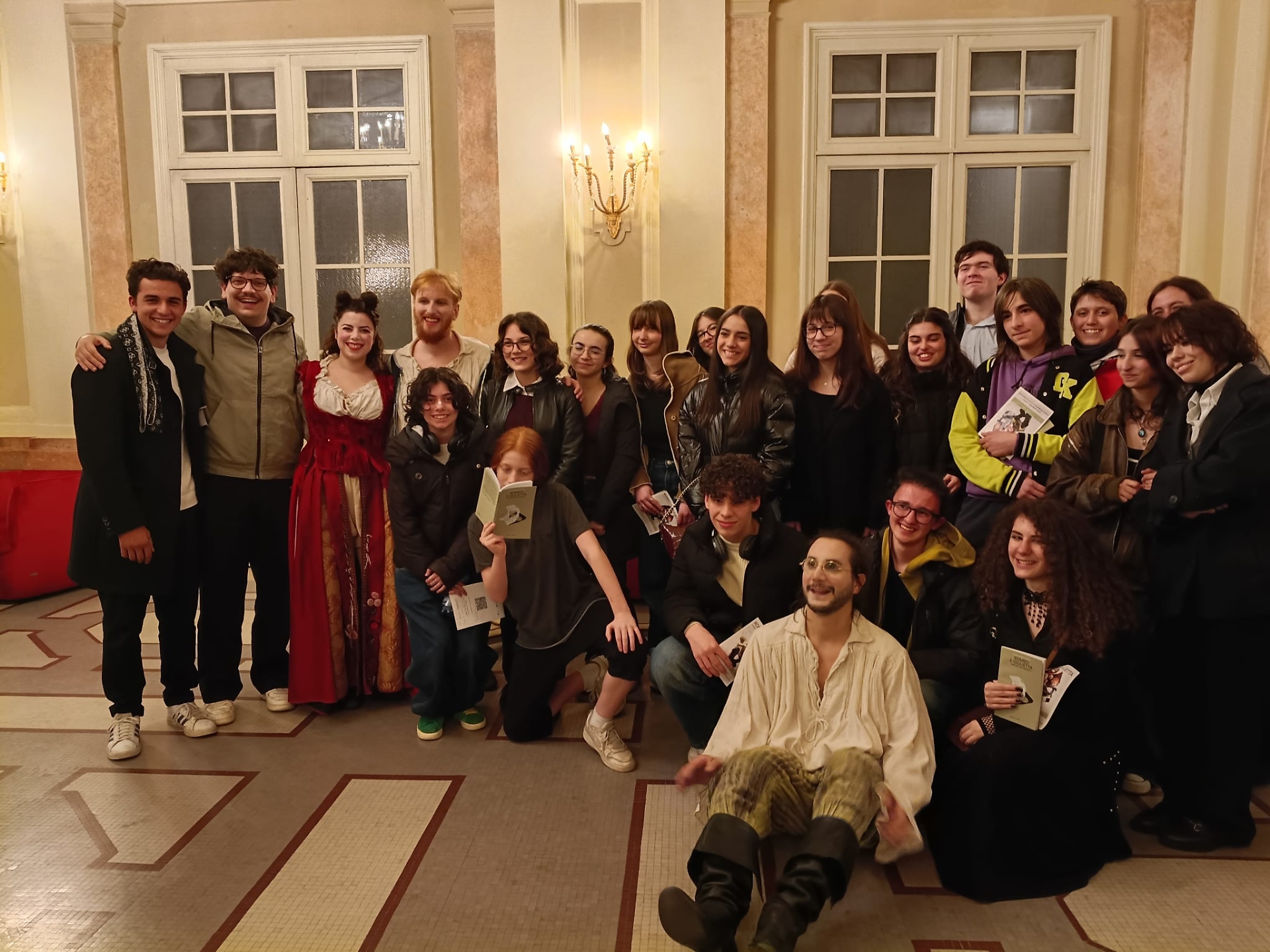 La compagnia Stivalaccio Teatro con gli allievi-attori della Compagnia dei Piccoli